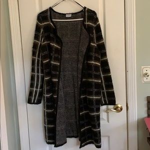 Long, patterned sweater with pockets